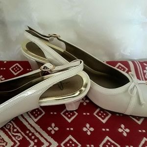 Soft Styles Cream Pumps